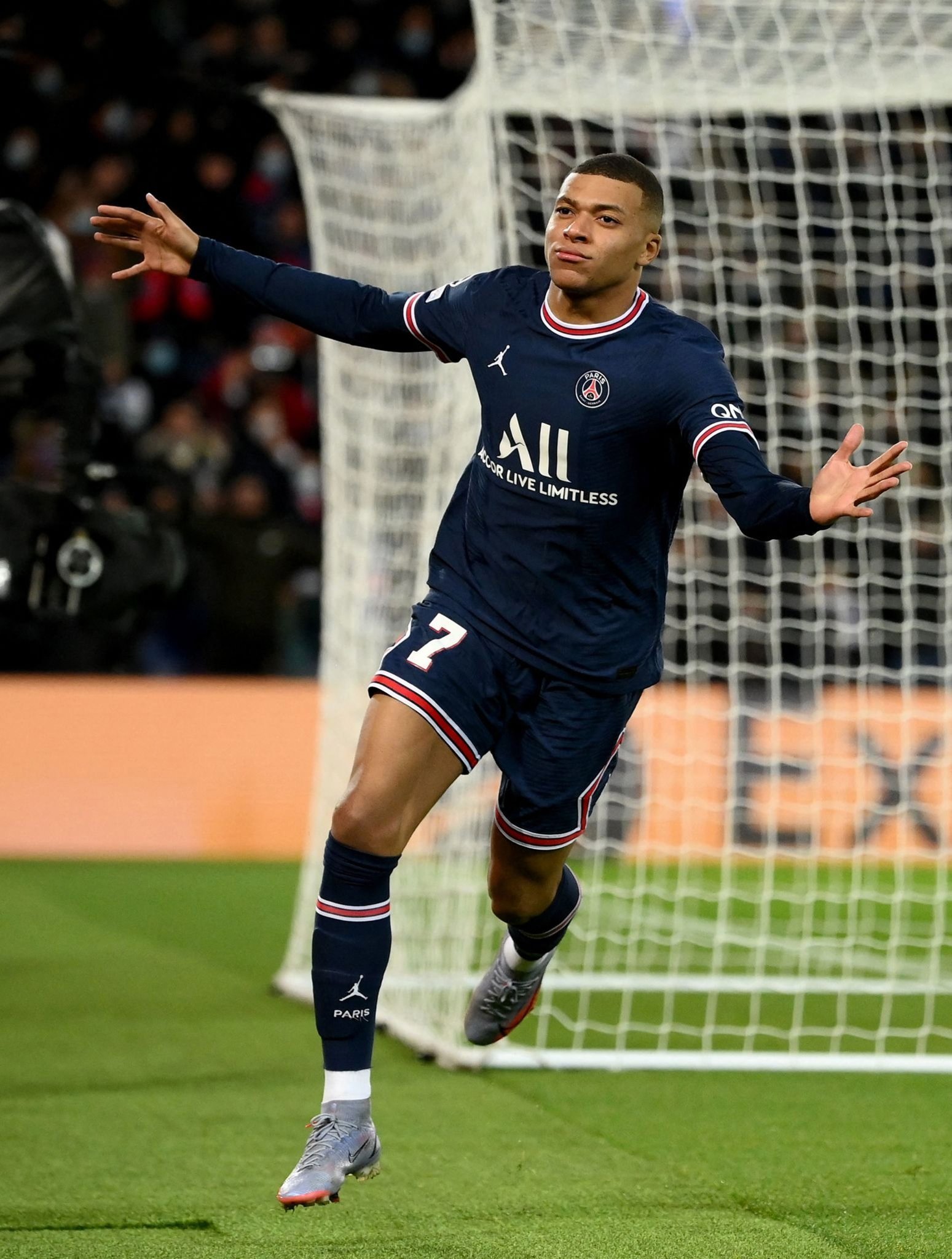 18岁天才解约离队！巴萨遇沉重打击，弗里克公开惋惜