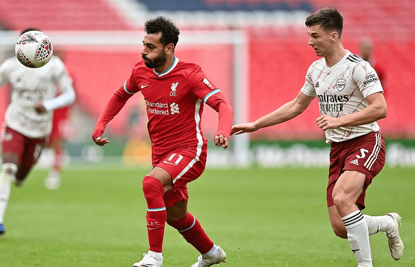 詹皇暂停时斜眼怒瞪艾顿，这表情连东契奇也难以招架，更别说顿巴斯莫尔了！